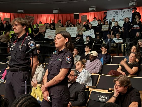 Débat électoral: des dizaines d’étudiants en soins pré-hospitaliers y dénoncent leur ras-le-bol